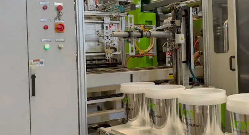 in-mold-labeling-bucket-production