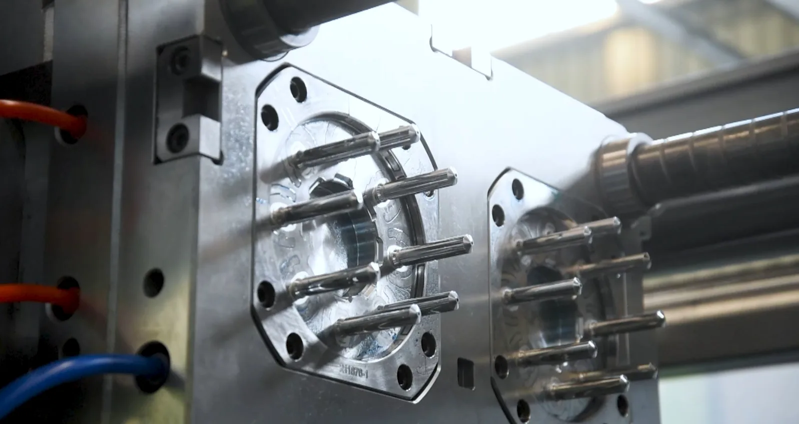 Syringes Injection Molding Machine|High-speed Mold Opening and Closing with Precise Clamping Force